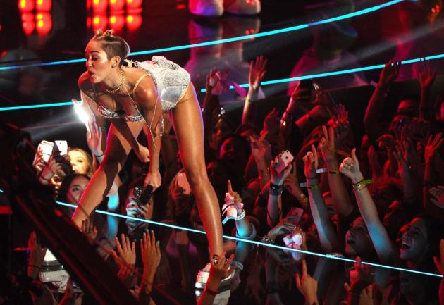 ARCHIVO - En esta foto del 25 de Agosto de 2013, Miley Cyrus hace un movimiento conocido como “twerking” en los MTV Video Music Awards en el centro Barclays de Nueva York. El twerking puede ser más viejo de lo que pensabas. El provocador baile que ganó fama mundial debido a una actuación de Miley Cyrus acaparadora de atención fue admitido al venerable Oxford English Dictionary - y lexicógrafos dicen que su origen se remonta casi 200 años. (Foto AP /Charles Sykes, Invision, Archivo)