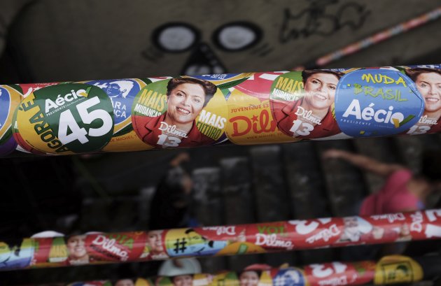 Corrimão é coberto de adesivos pró-Dilma Rousseff (PT) e Aécio Neves (PSDB). Foto: Nacho Doce/Reuters)