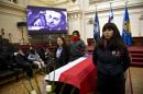 Chilenos rinden homenaje al poeta y premio Nobel chileno de literatura Pablo Neruda en el Congreso en Santiago junto a su ataúd el 25 de abril de 2016