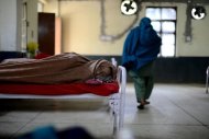 Indiano com tuberculose descansa em um hospital de Nova Délhi