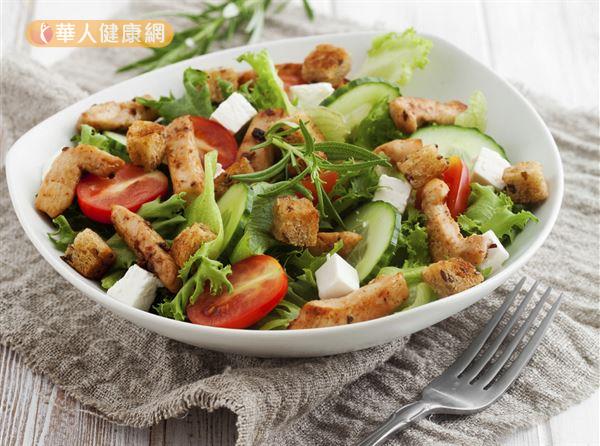 國外調查發現，身材勻稱的人午餐常吃沙拉，但是也喜歡吃雞肉。提醒民眾，均衡飲食才能兼顧健康與身材！