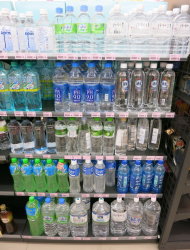 瓶裝水 價格和碳足跡 都是開水2千多倍