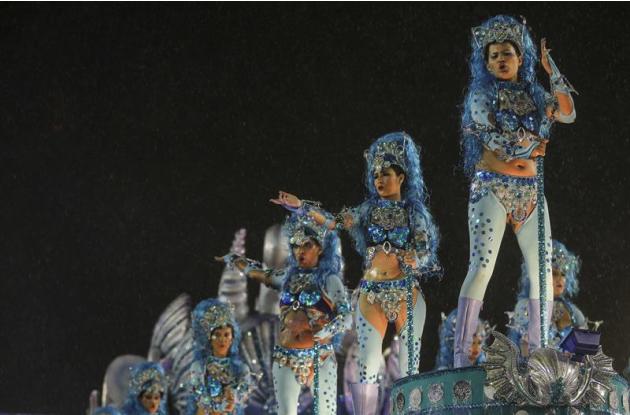 BRA569. RÍO DE JANEIRO (BRASIL), 15/02/2015.- Miembros de la escuela de Samba Unidos do Viradouro se presentan hoy, domingo 15 de febrero de 2015, durante su desfile en el sambódromo de Río de Janeiro