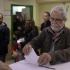 Un hombre vota en un centro electoral durante una consulta informal sobre la independencia de Cataluña en Barcelona, España, el 9 de noviembre de 2014.l  (AP Foto/Manu Fernandez)