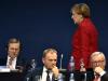 La chancelière allemande, Angela Merkel, le président de la Commission européenne, Jean-Claude Juncker (d) et le polonais Donald Tusk (c), président du Conseil européen, le 22 octobre 2015 à Madrid, lors d'un congrès des conservateurs européens