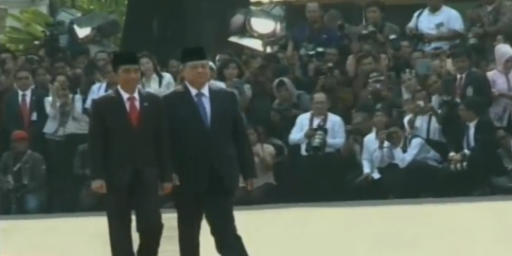 SBY gandeng Jokowi antar ke tempat upacara di Istana Merdeka