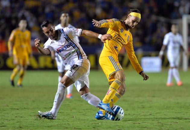 MEX44 MONTERREY (MÉXICO), 01/11/2014.- Edgar Lugo (d) de Tigres , disputa el balón con Mario Osuna (i), de Querétaro hoy, sábado 1 de noviembre de 2014, durante el partido correspondiente a la jornada