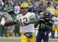 El quarterback Aaron Rodgers de los Packers de Green Bay lanza contra los Seahawks de Seattle durante el segundo tiempo de la final de la Conferencia Nacional, el domingo 18 de enero de 2015. (AP Foto/Ted S. Warren)