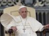 Una ráfaga de viento levanta la túnica del papa Francisco durante su audiencia semana en el Vaticano, el miércoles 20 de mayo de 2015. (Foto AP/Andrew Medichini)