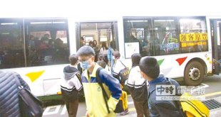 579幹線公車昨日3線齊發，6時到7時學生上課時段，班車幾乎都客滿，搭乘踴躍。（盧金足攝）