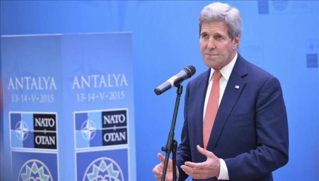 Imagen facilitada por el gabinete de prensa de la OTAN que muestra al secretario de Estado estadounidense, John Kerry, mientras comparece ante los medios de comunicación durante la reunión de la OTAN en Antalya (Turquía). EFE