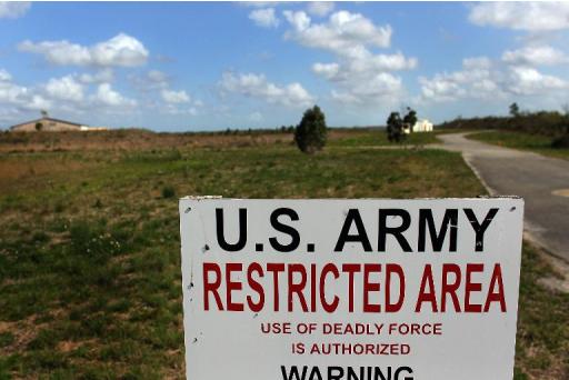 Placa de advertência na entrada de base militar do período da Guerra Fria no Parque Nacional Everglades, Flórida