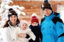 Catalina (i) y Guillermo (d) posan con sus hijos Carlota y Jorge en los Alpes franceses el 3 de marzo de 2016