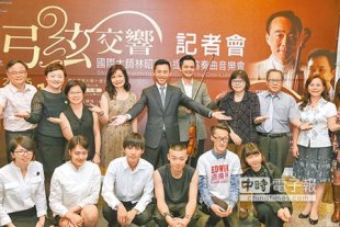 享譽國際的小提琴家林昭亮17日將赴新竹市舉行音樂會，市長林智堅張開雙手，歡迎民眾參加這場難得的音樂饗宴。（徐養齡攝）