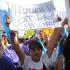 Guatemaltecos insisten en pedir renuncia de presidente Pérez