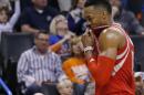 El jugador de los Rockets de Houston, Dwight Howard, sale de la cancha en un partido contra Oklahoma City el viernes, 29 de enero de 2016, en Oklahoma City. (AP Photo/Sue Ogrocki)