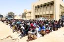 Des migrants d'Afrique subsaharienne attendent devant un centre de rétention à Misrata, dans l'est de la Libye, d'être transférés vers un a...<br /><br />Source : <a href=