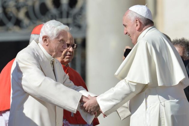 Papa Francisco recebe Bento XVI