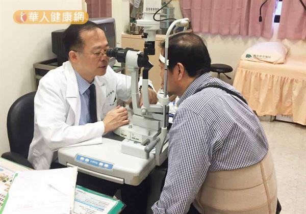 陳瑩山醫師（左）提醒，三高族群要注意膽固醇，避免眼中風。（圖片提供／新竹國泰醫院）