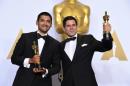 Gabriel Osorio (izquierda) y Pato Escala posan con su Oscar a Mejor cortometraje animado "Historia de un oso" en Hollywood el 28 de febrero de 2016