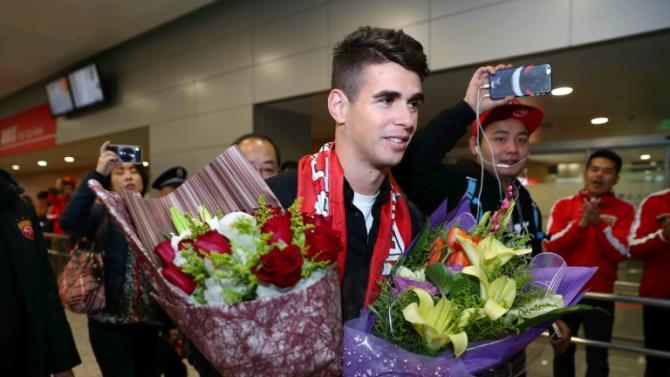 O jogador Oscar Ã© recebido no aeroporto de Xangai em 2 de janeiro de 2017