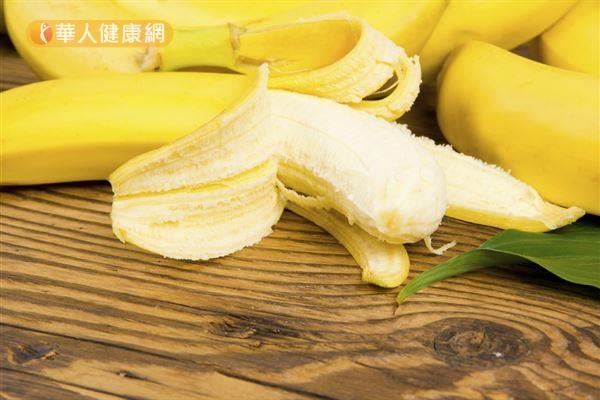 成熟的黃色香蕉具有潤腸通便的作用，但是熱量不算低，一般成人每天最多不可吃超過3份。