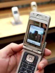 Las entregas japonesas de teléfonos 'clamshell' -con dos secciones que se pliegan con una bisagra- aumentaron en 2014 por primera vez en siete años, mientras que las ventas de teléfonos inteligentes cayeron, lo que pone de relieve el tenaz apego de los consumidores japoneses a los modelos más antiguos conocidos y normalmente menos costosos. En la foto de archivo, un Nokia 6255i clamshell el 4 de noviembre de 2004.
