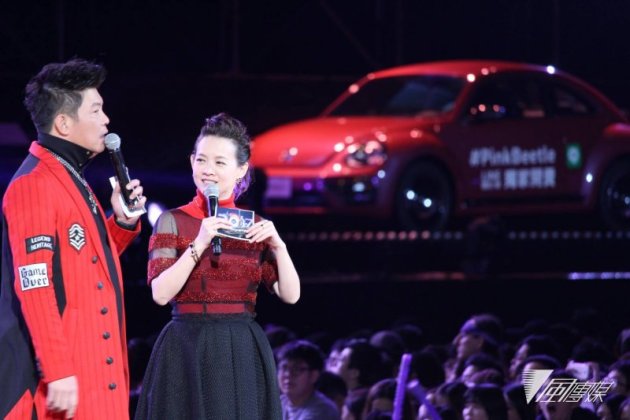 台北跨年晚會主持人曾國城（左）與曾國儀，風趣的主持風格讓台下觀眾笑聲連連。（方炳超攝）
