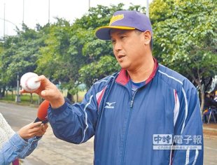 開南大學棒球隊教練郭李建夫，將指導開南大學「冬季棒球營」，推廣棒球運動。（楊明峰攝）