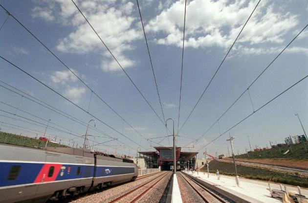 La nouvelle ligne TGV qui mettra Rennes à moins d'une heure et demie de Paris en 2017 est presque achevée en Bretagne, la pose des derniers rails en passe de relier cette semaine la capitale bretonne