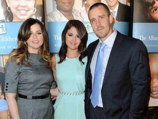 Selena Gomez pecat ibu dan bapa tiri