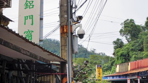 基隆市麥金路這支網路攝影機，架設在電線桿上，附近住戶表示，如此不設防也太離譜。