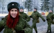 Μια σέξι κοκκινομάλλα στην 4η μονάδα τεθωρακισμένων της Ρωσίας