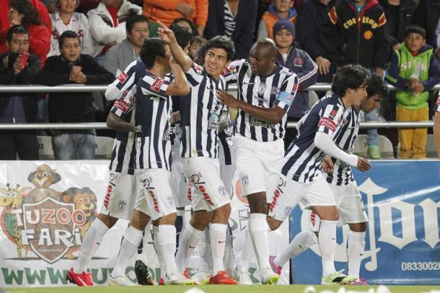 MEX65. PACHUCA (MÉXICO), 07/02/2015.-Jugadores del Pachuca festejan una anotación ante Toluca hoy, sábado 7 de febrero de 2015, en un partido de la jornada 5 del Torneo Clausura realizado en el estadi