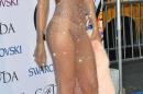 Rihanna seins nus pour recevoir son prix d'Icone 2014 (Photos)