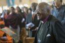 Desmond Tutu participe à un mariage dans l'église Holy Cross près de Johannesburg en Afrique du Sud, le 4 juillet 2015