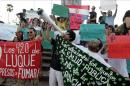 Un grupo de personas protesta frente a la sede del Congreso de Asunción (Paraguay) para pedir la legalización de la marihuana. EFE/Archivo