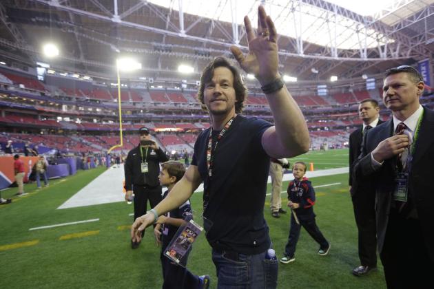 Actor Mark Wahlberg arrives at University of Phoenix Stadium before the NFL Super Bowl XLIX football game between the Seattle Seahawks and the New England Patriots Sunday, Feb. 1, 2015, in Glendale, A