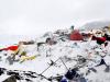 Le camp de base de l'Everest dévasté par une avalanche provoquée par le séisme le 25 avril 2015