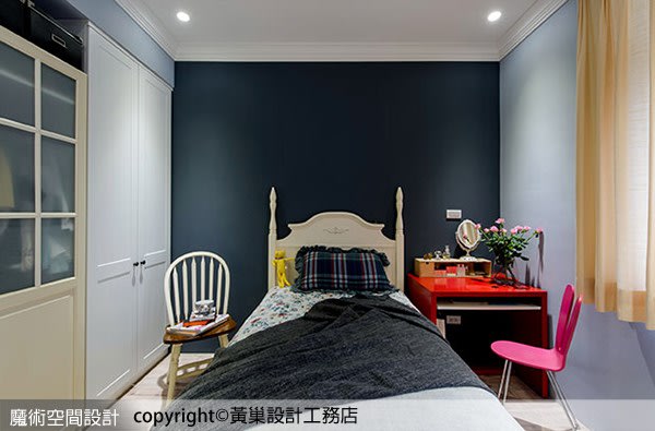 以淺紫色為主的另一個房間，主牆採用深藍色，沉穩中流露房間主人獨特的個性。