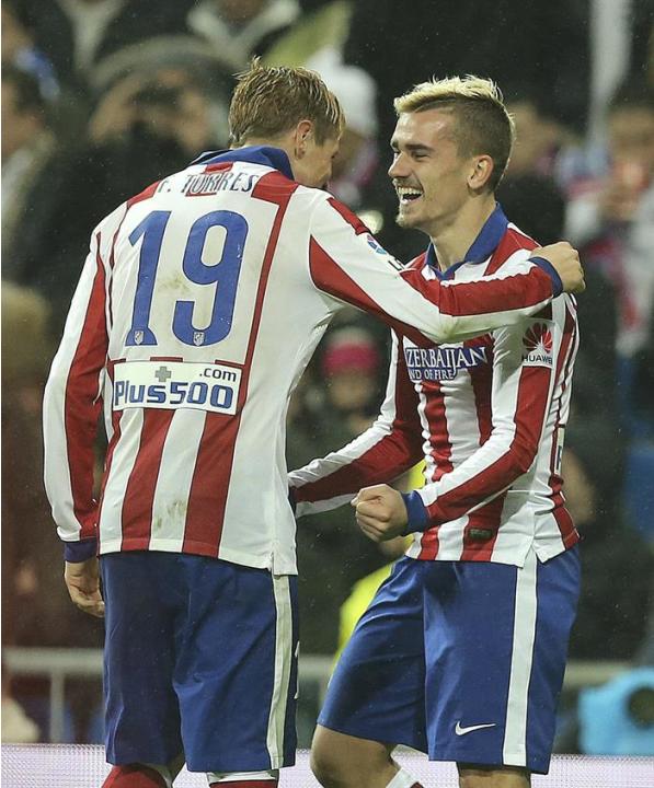 GRA354. MADRID, 15/01/2015.- El delantero del Atlético de Madrid Fernando Torres celebra con su compañero, el francés Antoine Griezmann (d), el segundo gol marcado al Real Madrid, durante el partido d