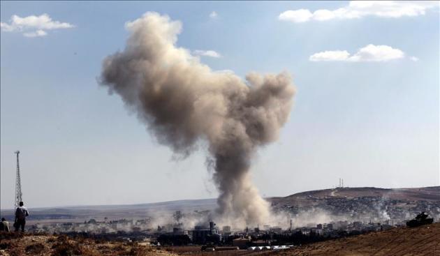 En Siria se llevaron a cabo seis bombardeos cerca de la ciudad de Kobani que destruyeron dos edificios, cinco posiciones de combate y dos vehículos de los extremistas. EFE/Archivo