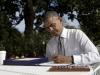 El presidente Barack Obama firma una ley que modifica los pagos del Medicare a los médicos, el jueves 16 de abril de 2015 en el Jardín de las Rosas en la Casa Bllanca, Washington. (Foto AP/Carolyn Kaster)