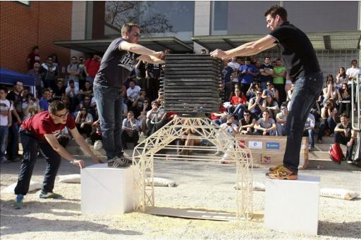 Un momento de la IX edición del concurso de puentes hechos con palillos de helado, en el que se premia la estética, la movilidad y la capacidad de soportar peso, hoy en Elche. EFE