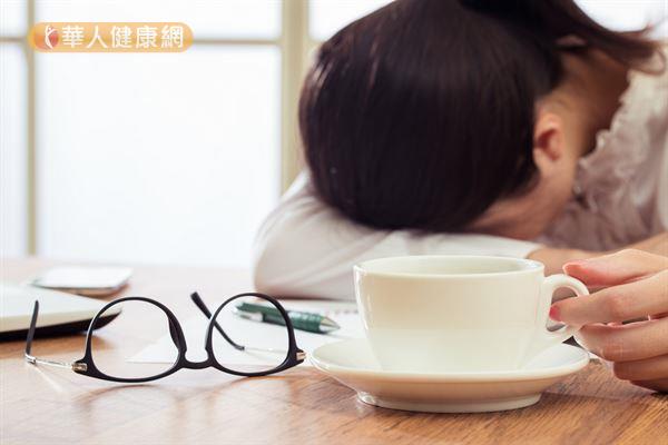 咖啡因攝取過量會引起心跳加快、心煩、手震、打冷顫的症狀。長期都有喝咖啡的習慣，某天突然中斷不喝，則會導致頭痛、煩躁、失眠等現象。