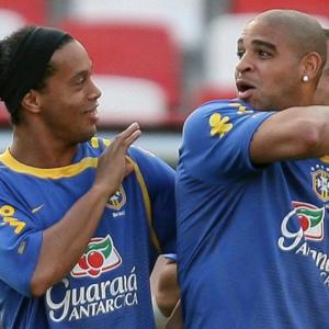Ronaldinho parabeniza Adriano em redes sociais