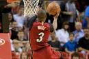 Dwyane Wade, de Miami Heat, salta a embocar una canasta durante el juego de la NBA contra los Cleveland Cavaliers en el American Airlines Arena de Miami el 19 de marzo de 2016