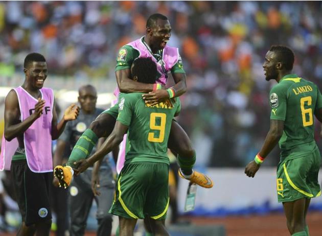 DFR02 MONGOMO (GUINEA ECUATORIAL), 19/01/2015.- El jugadore senegalés Mame Birame Diouf (abajo) celebra su tanto anthe Ghana durante el partido correspondiente a la Copa de África de fútbol celebrada 