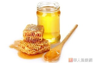 蜂蜜顧脾胃，且其成分中的蛋白質可增強免疫力，是秋季養生的好食材。