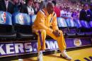 Kobe Bryant, de Los Angeles Lakers, aparece sentado en la banca previo al primer partido de su equipo en la temporada regular 2014-2015 de la NBA, contra los Houston Rockets el 28 de octubre de 2014 en el Staples Center, en Los Angeles, California